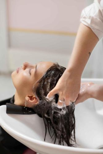 woman-getting-treatment-hairdresser-shop_liya