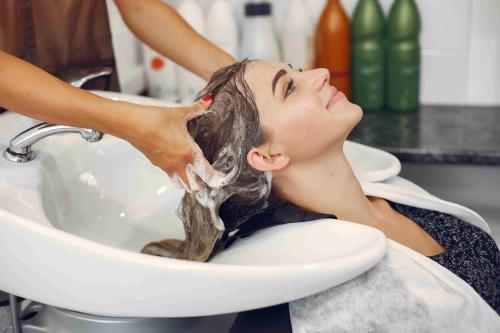 woman-washing-head-hairsalon_liya